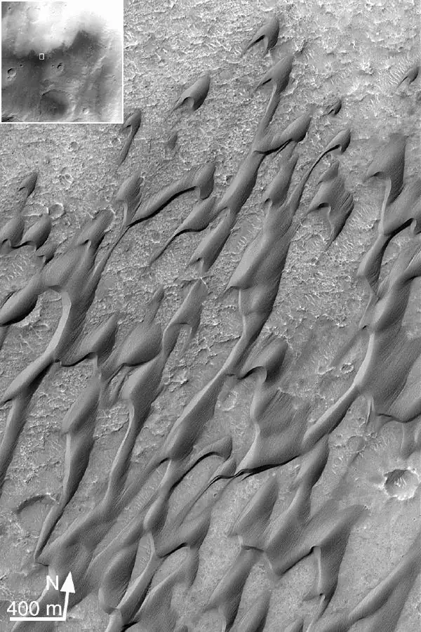 PIA03176 Dunes in Herschel Crater